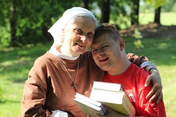 Сестра Малгожата Хмелевська із сином Артуром. Приватний архів